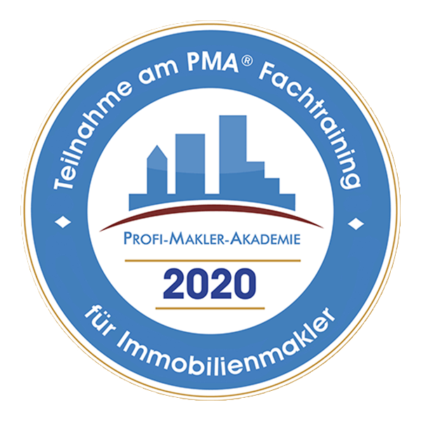 Ein blauer Kreis mit weißem Text und blauen Gebäuden. Teilnahme am PMA. Profi-Makler-Akademie. 2020 für Immobilienmakler.