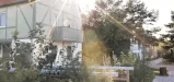 Sonne scheint durch das Fenster eines Hauses im Movie BEECH Resort Fleesensee